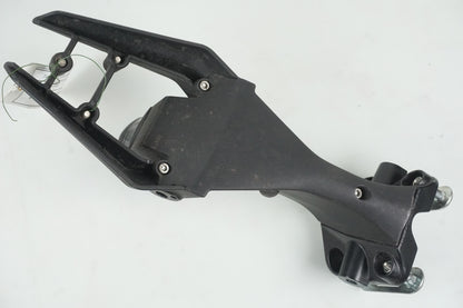 Snett nerifrån på Skylthållare från en Ducati 848 EVO -2012 motorcykel.