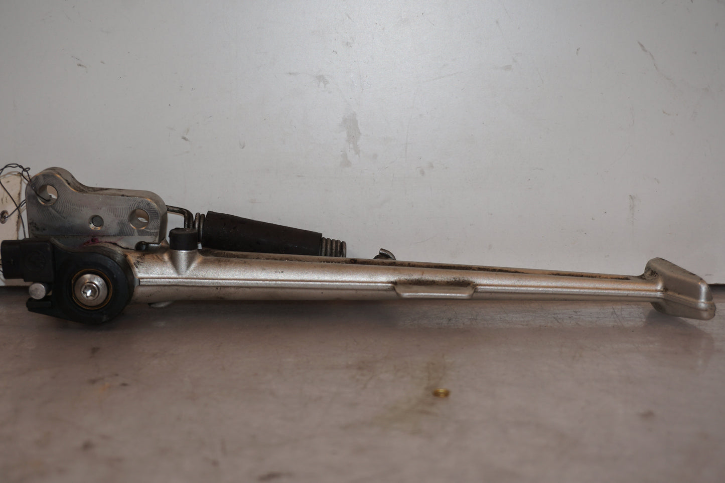 Vänster sida på Sidostöd från en BMW S 1000 R -2015 motorcykel.