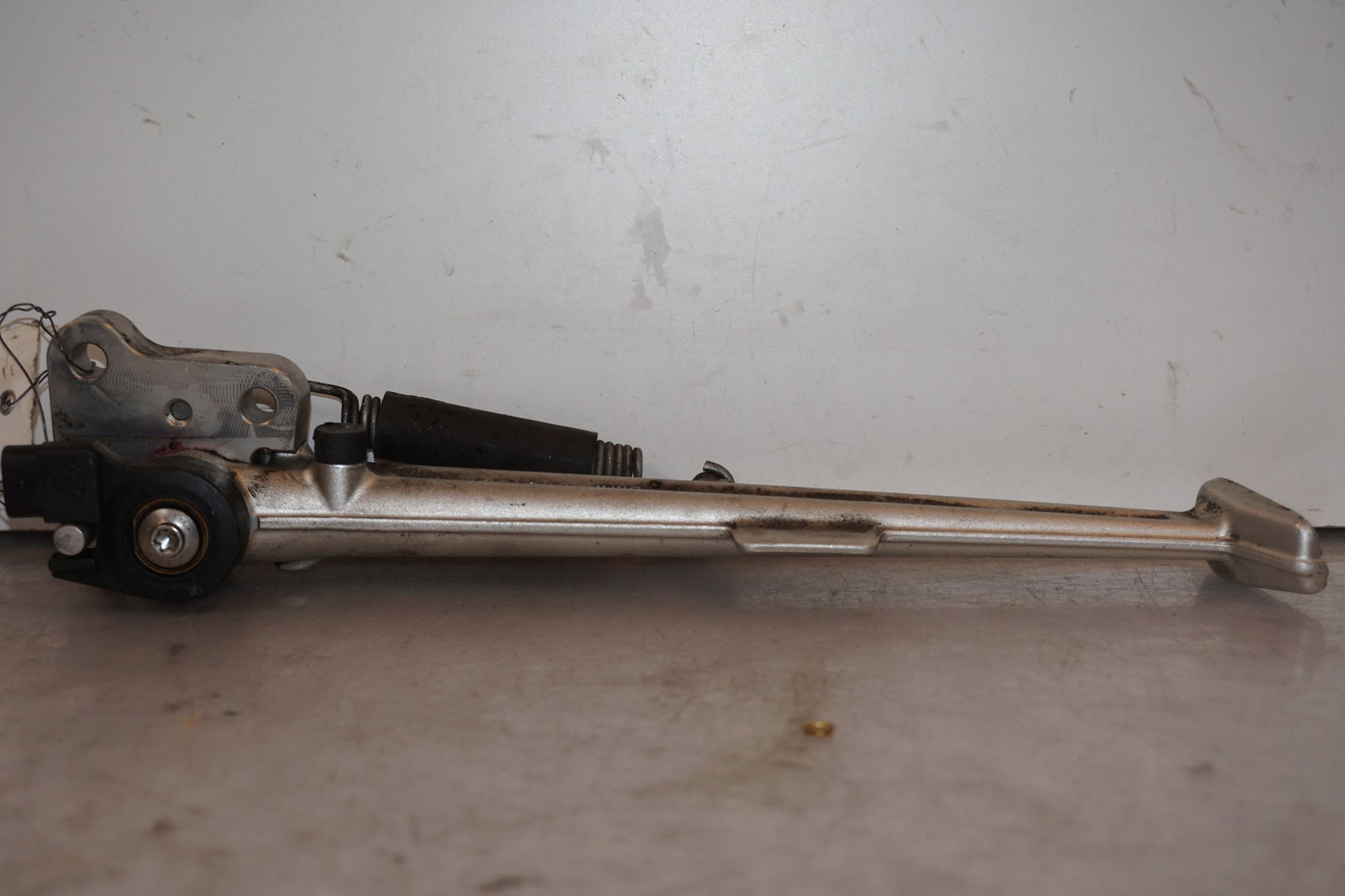 Vänster sida på Sidostöd från en BMW S 1000 R -2015 motorcykel.