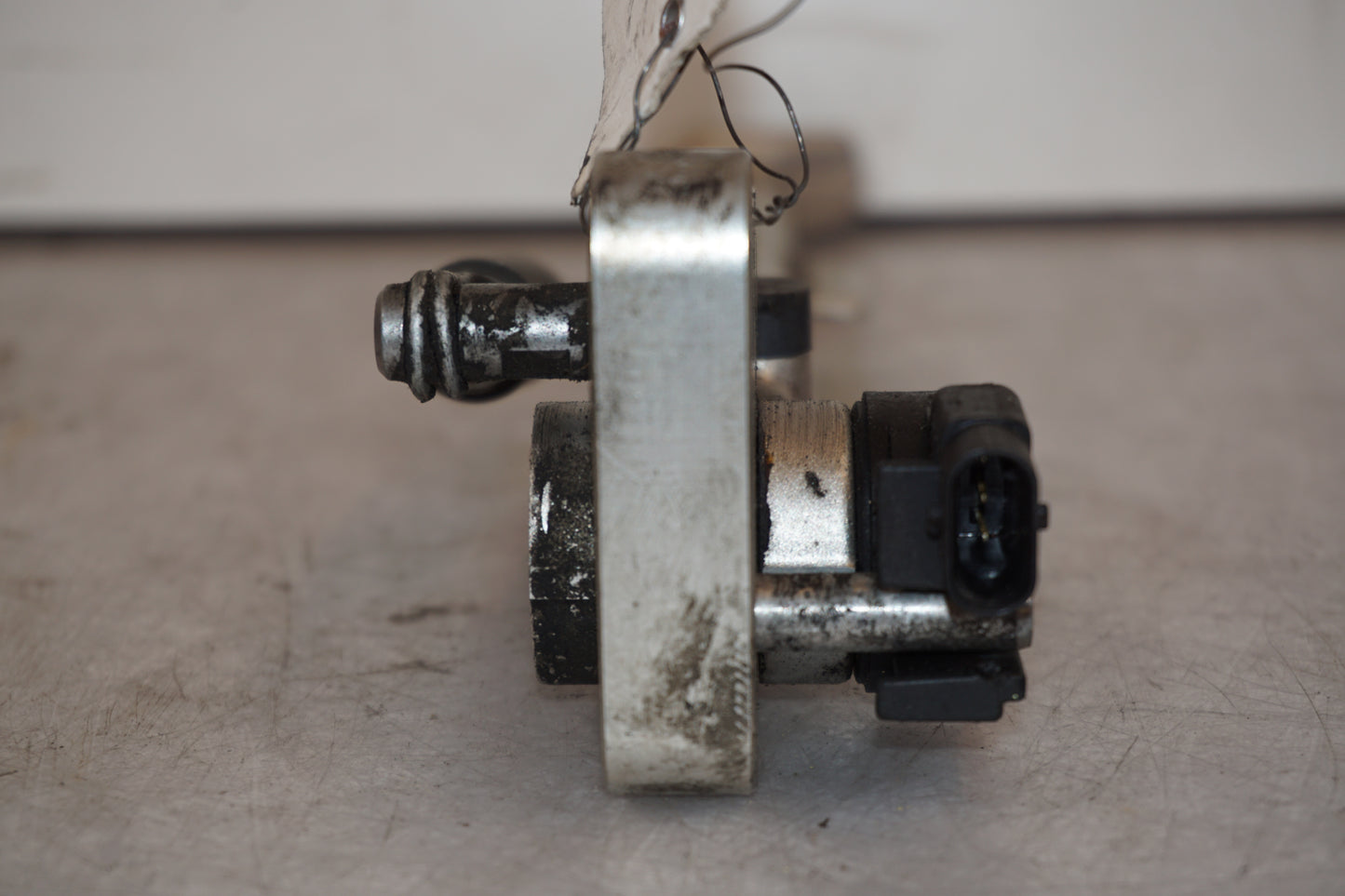 Snett uppifrån på Sidostöd från en BMW S 1000 R -2015 motorcykel.