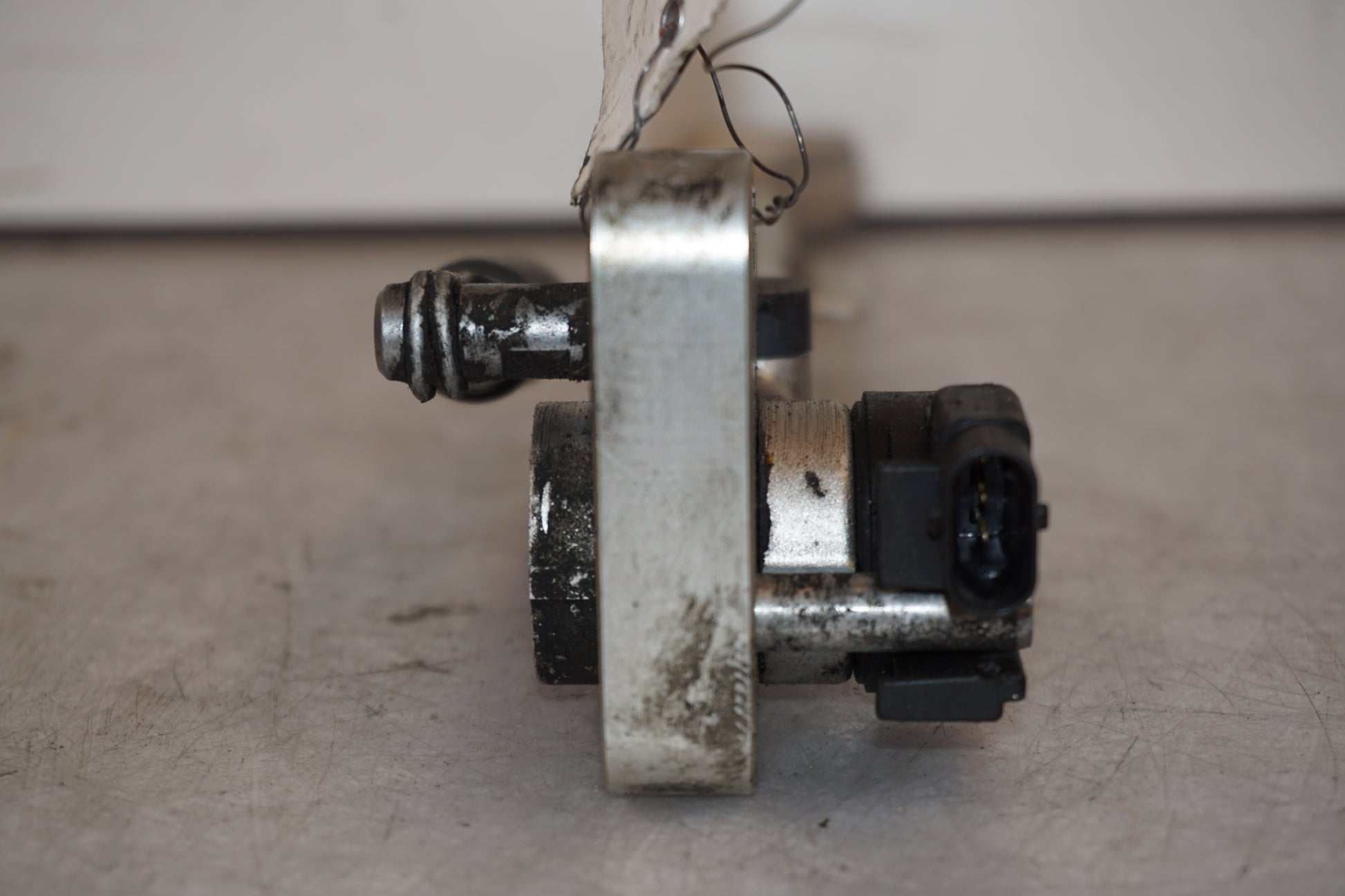 Snett uppifrån på Sidostöd från en BMW S 1000 R -2015 motorcykel.