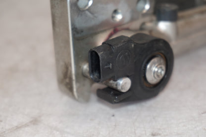 Snett nerifrån på Sidostöd från en BMW S 1000 R -2015 motorcykel.