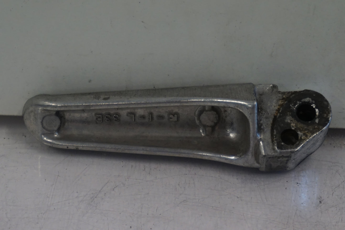 Baksidan på Fotpinne från en Suzuki TL 1000 S -1997 motorcykel.