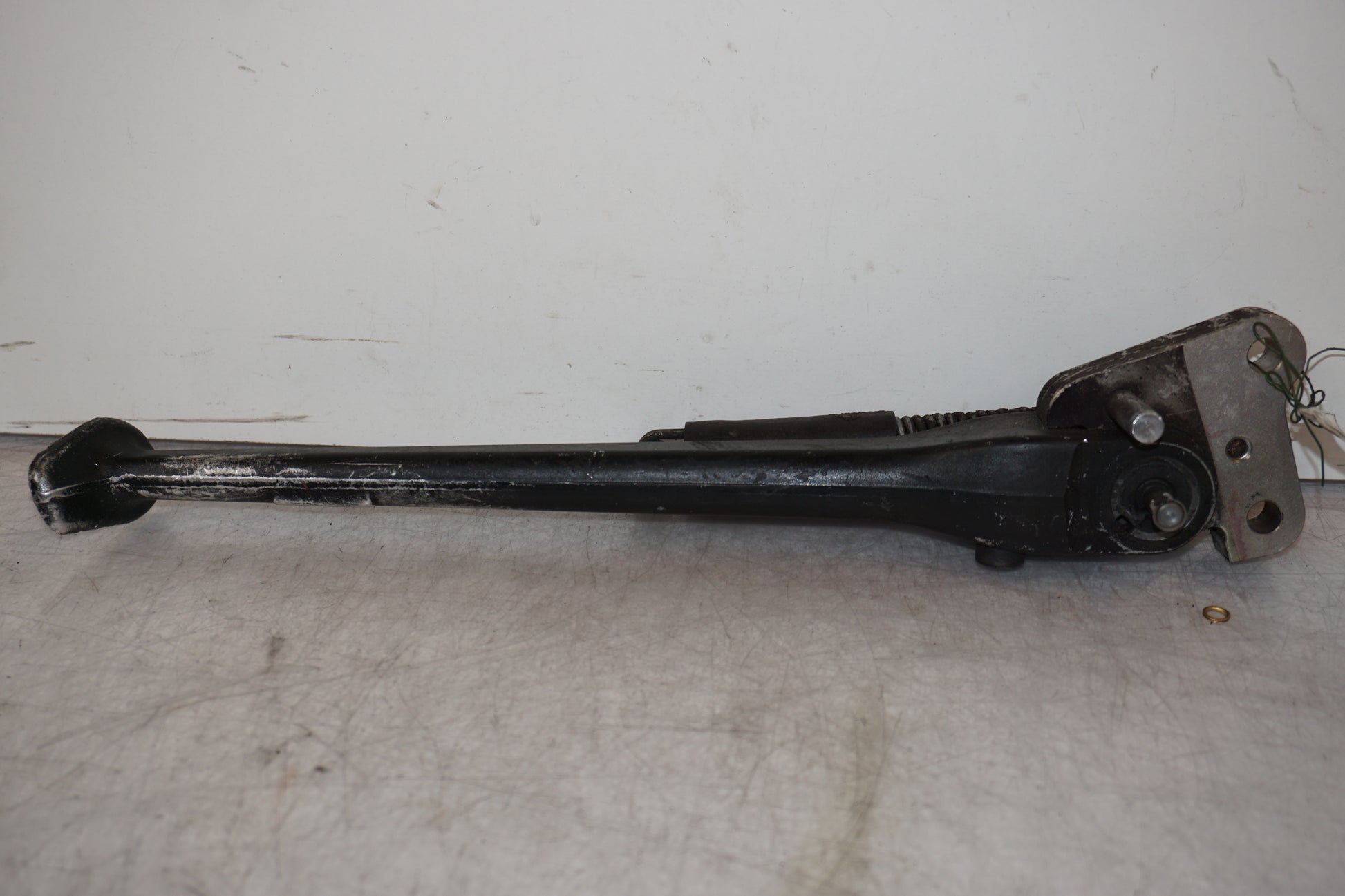 Baksidan på Sidostöd från en BMW S 1000 RR -2010 motorcykel.