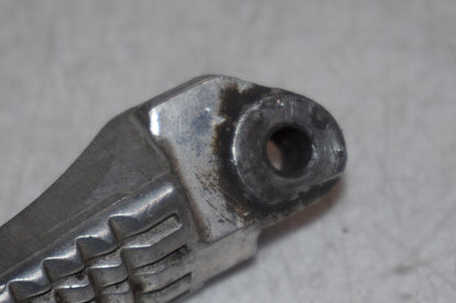 Snett nerifrån på Fotpinne från en Suzuki TL 1000 S -1997 motorcykel.