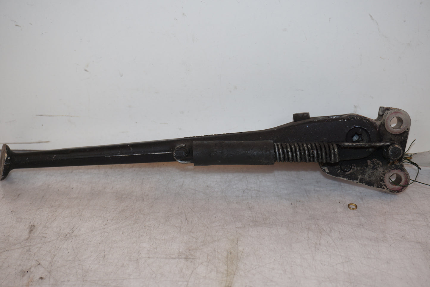 Vänster sida på Sidostöd från en BMW S 1000 RR -2010 motorcykel.