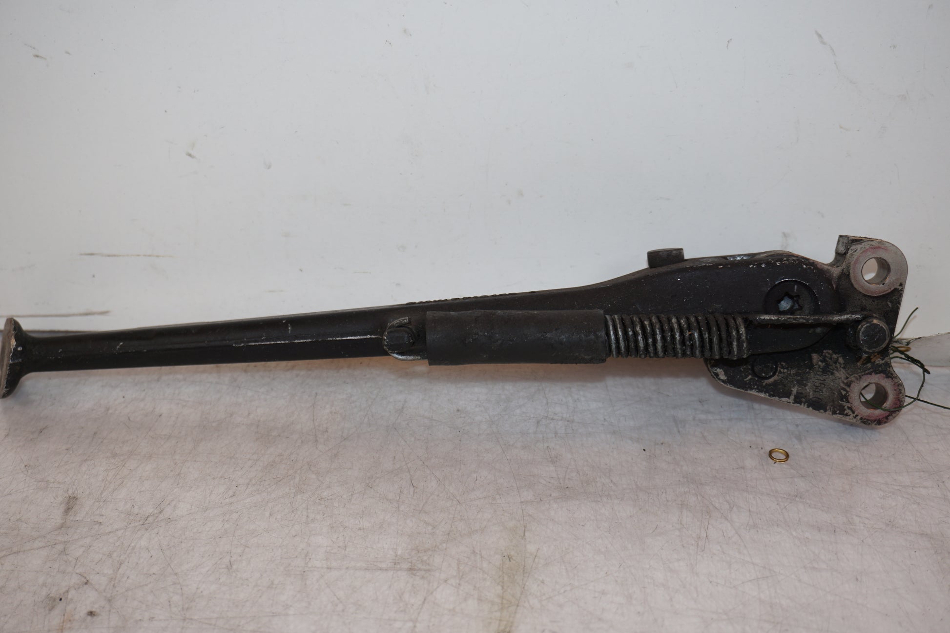 Vänster sida på Sidostöd från en BMW S 1000 RR -2010 motorcykel.