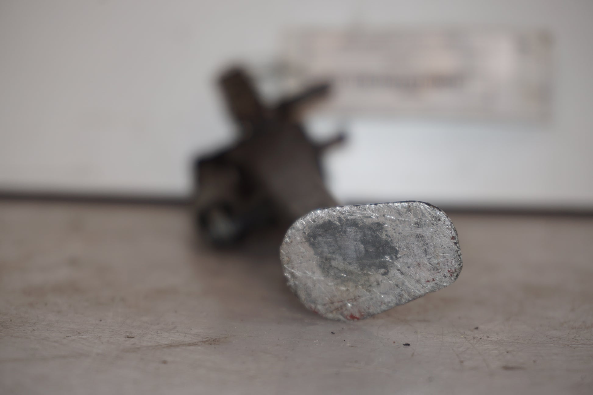 Snett uppifrån på Sidostöd från en BMW S 1000 RR -2010 motorcykel.