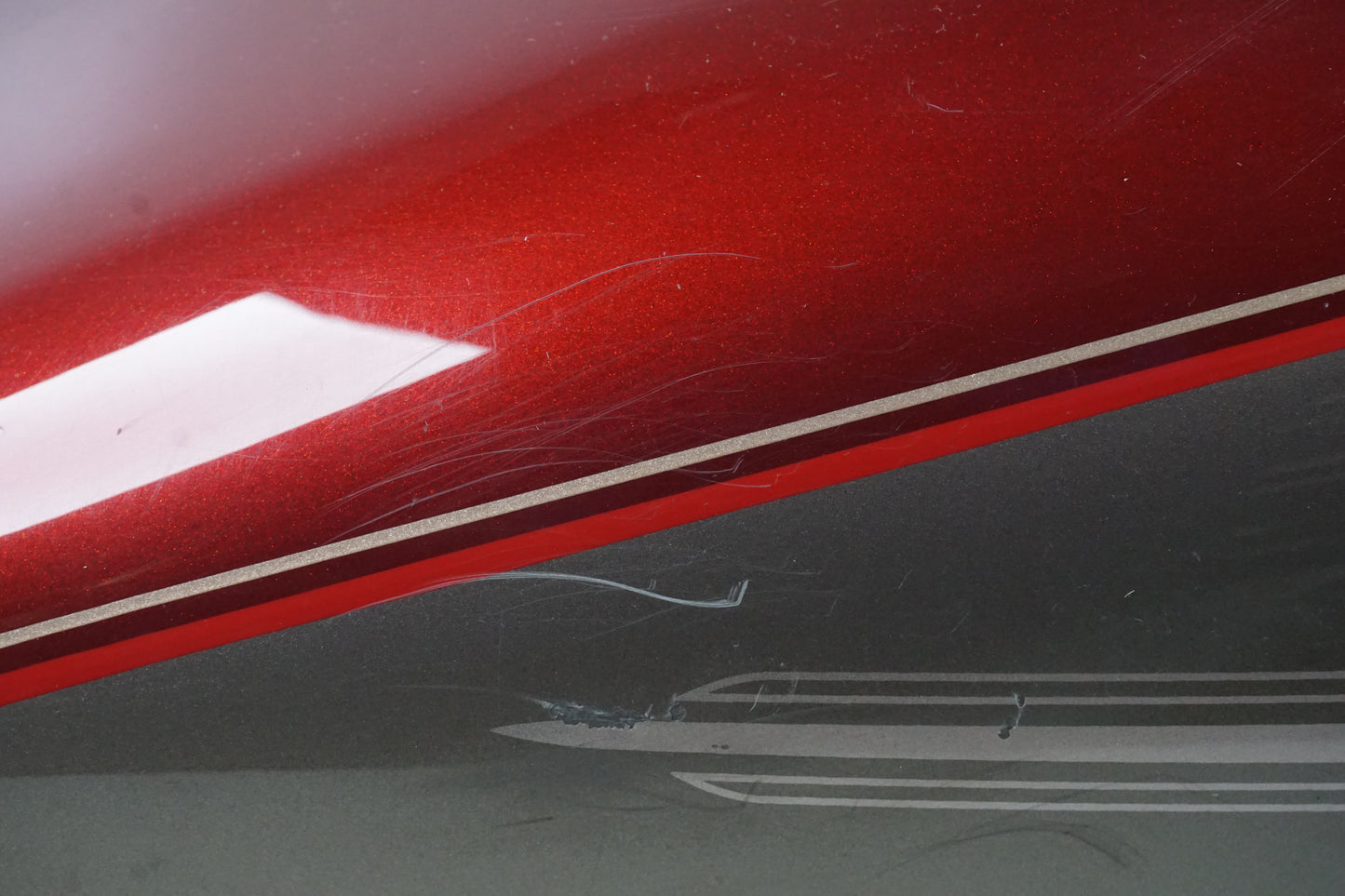 Höger sida på Bensintank från en H-D Touring Ultra Classic FLHTCU/I -2009 motorcykel.