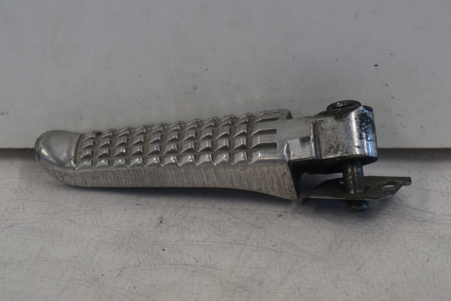 Baksidan på Fotpinne från en Suzuki TL 1000 R -1999 motorcykel.