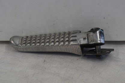 Baksidan på Fotpinne från en Suzuki TL 1000 R -1999 motorcykel.