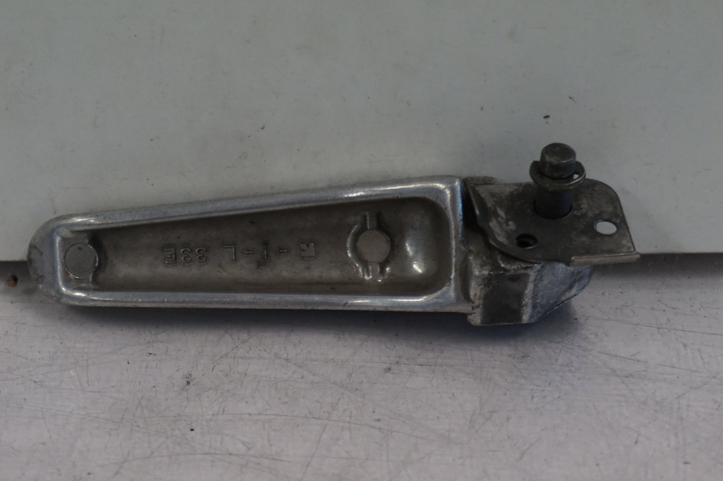 Höger sida på Fotpinne från en Suzuki TL 1000 R -1999 motorcykel.