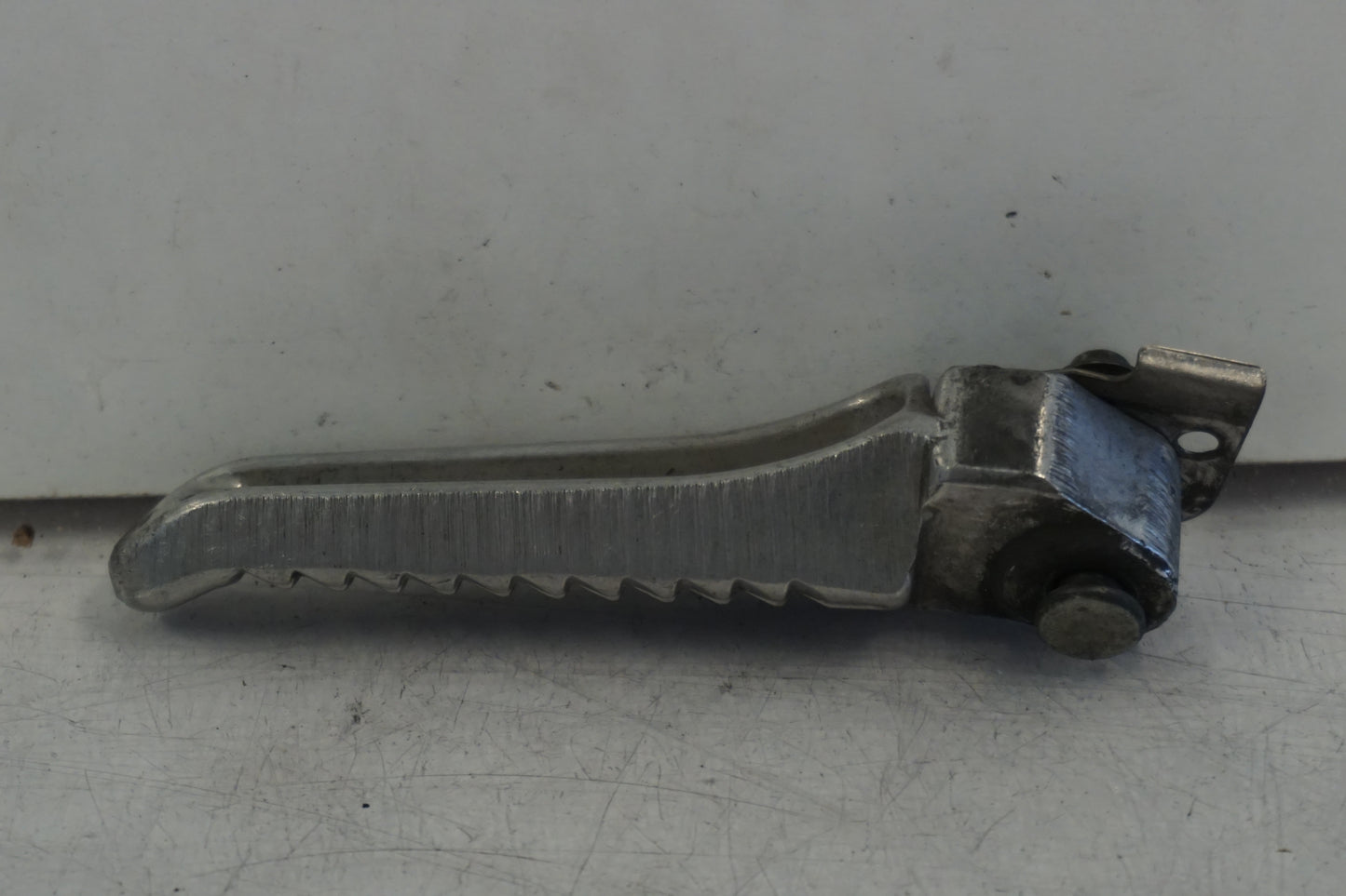 Vänster sida på Fotpinne från en Suzuki TL 1000 R -1999 motorcykel.