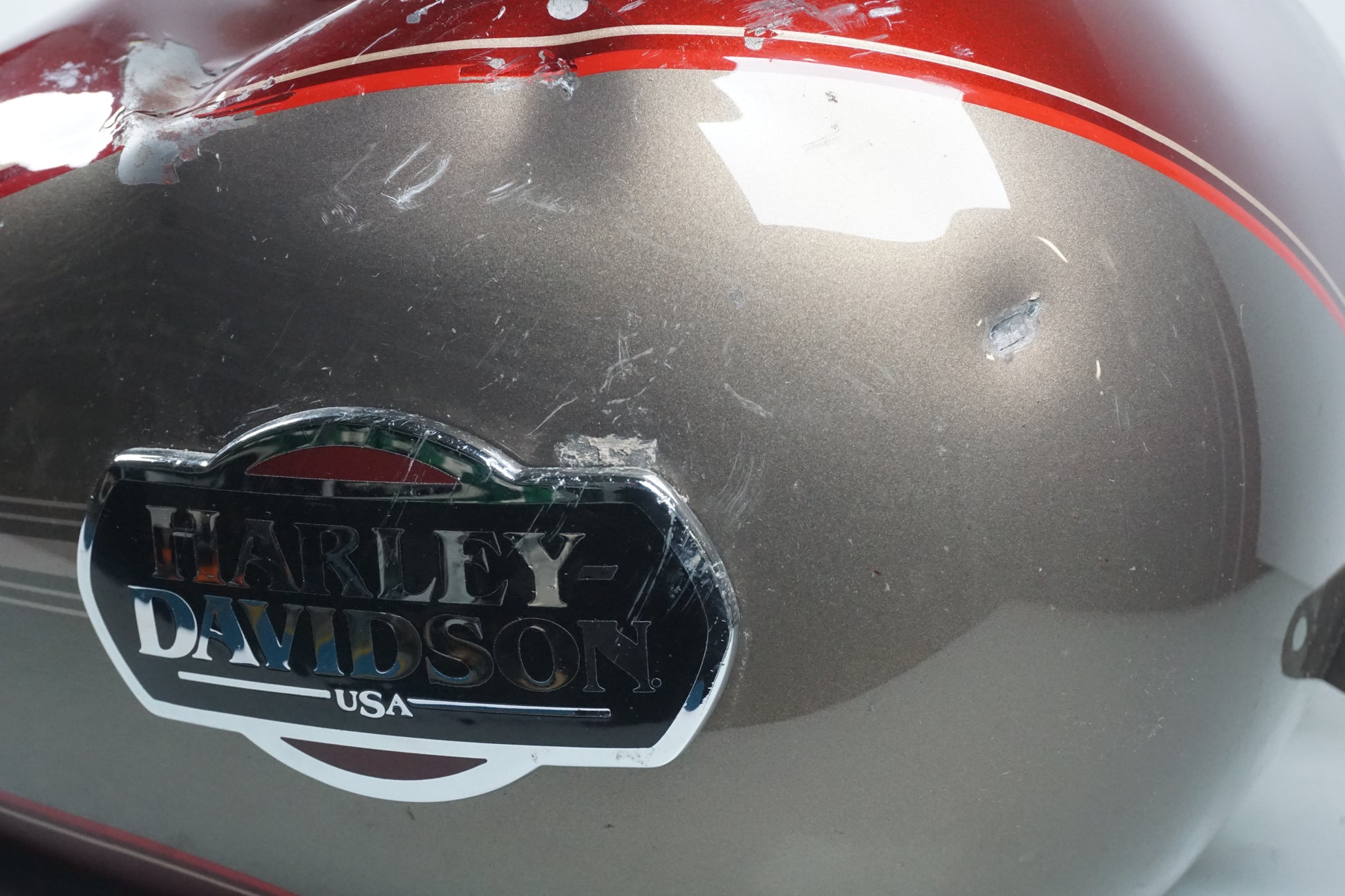 Snett nerifrån på Bensintank från en H-D Touring Ultra Classic FLHTCU/I -2009 motorcykel.