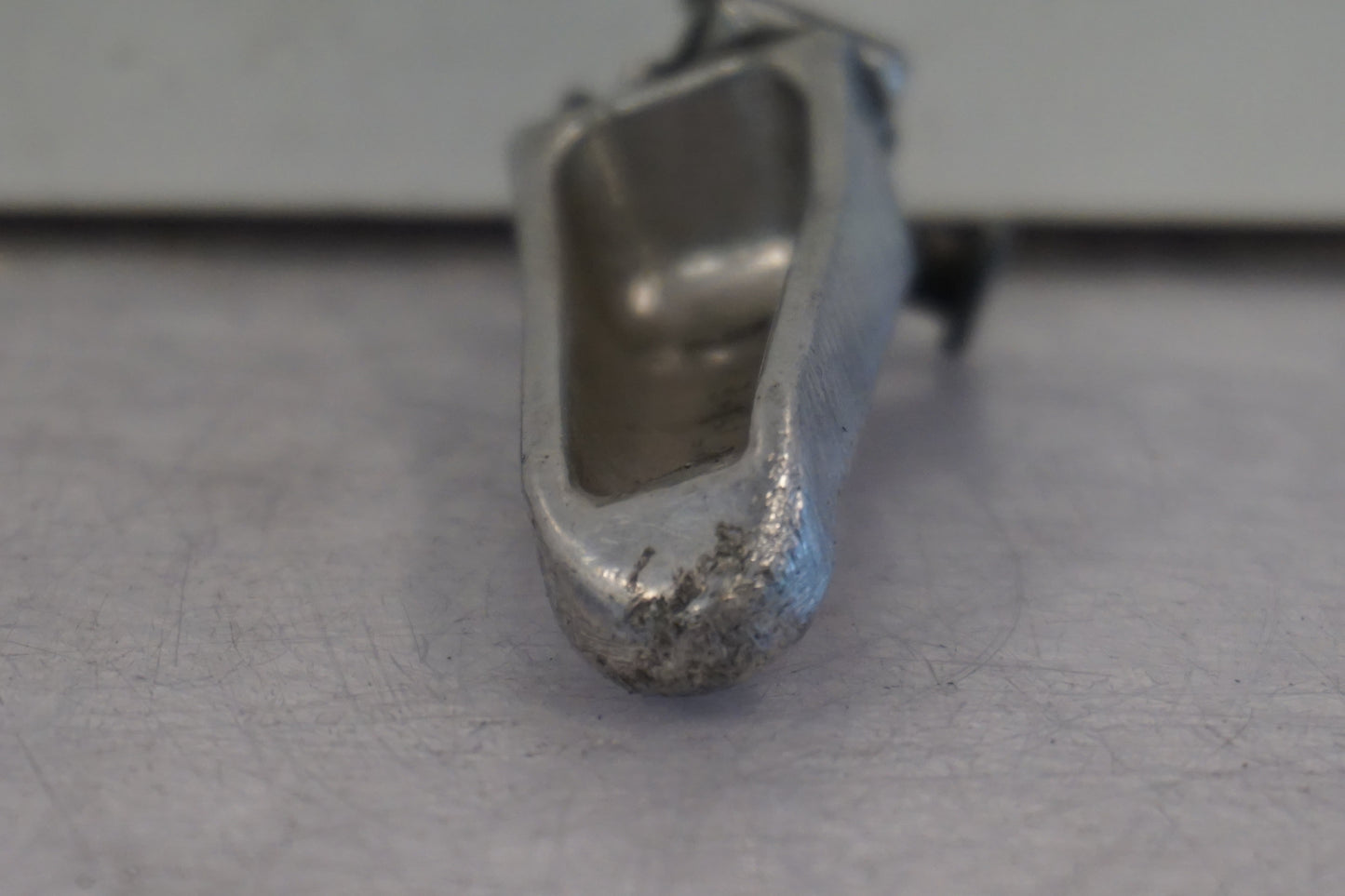 Snett uppifrån på Fotpinne från en Suzuki TL 1000 R -1999 motorcykel.