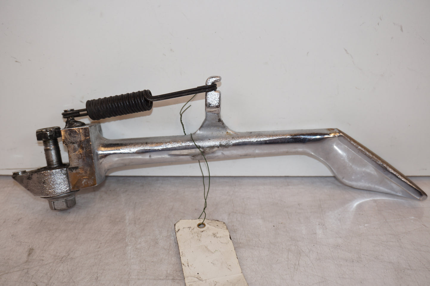 Framsidan på Sidostöd från en Kawasaki VN 2000 -2006 motorcykel.