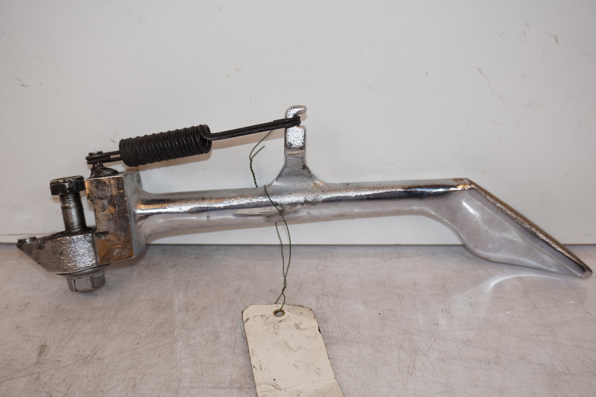 Framsidan på Sidostöd från en Kawasaki VN 2000 -2006 motorcykel.