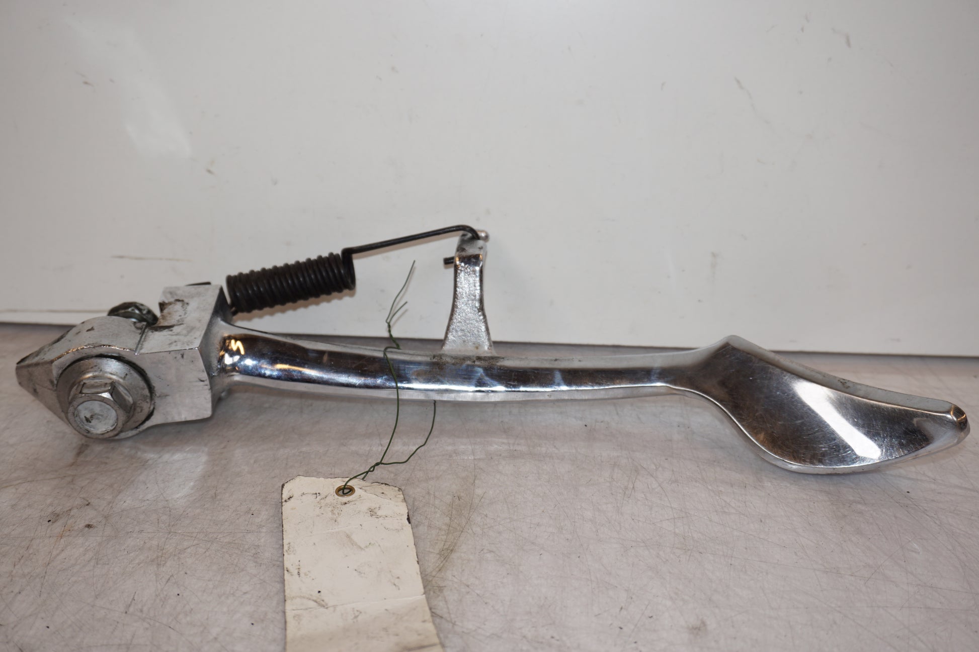 Baksidan på Sidostöd från en Kawasaki VN 2000 -2006 motorcykel.