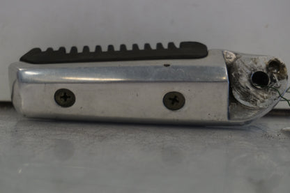 Höger sida på Fotpinne från en Suzuki DL 1000 -2004 motorcykel.