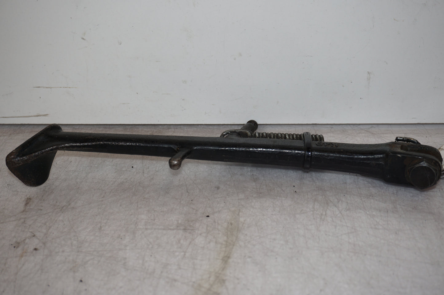 Baksidan på Sidostöd från en Kawasaki ZR-X 1200 S -2001 motorcykel.