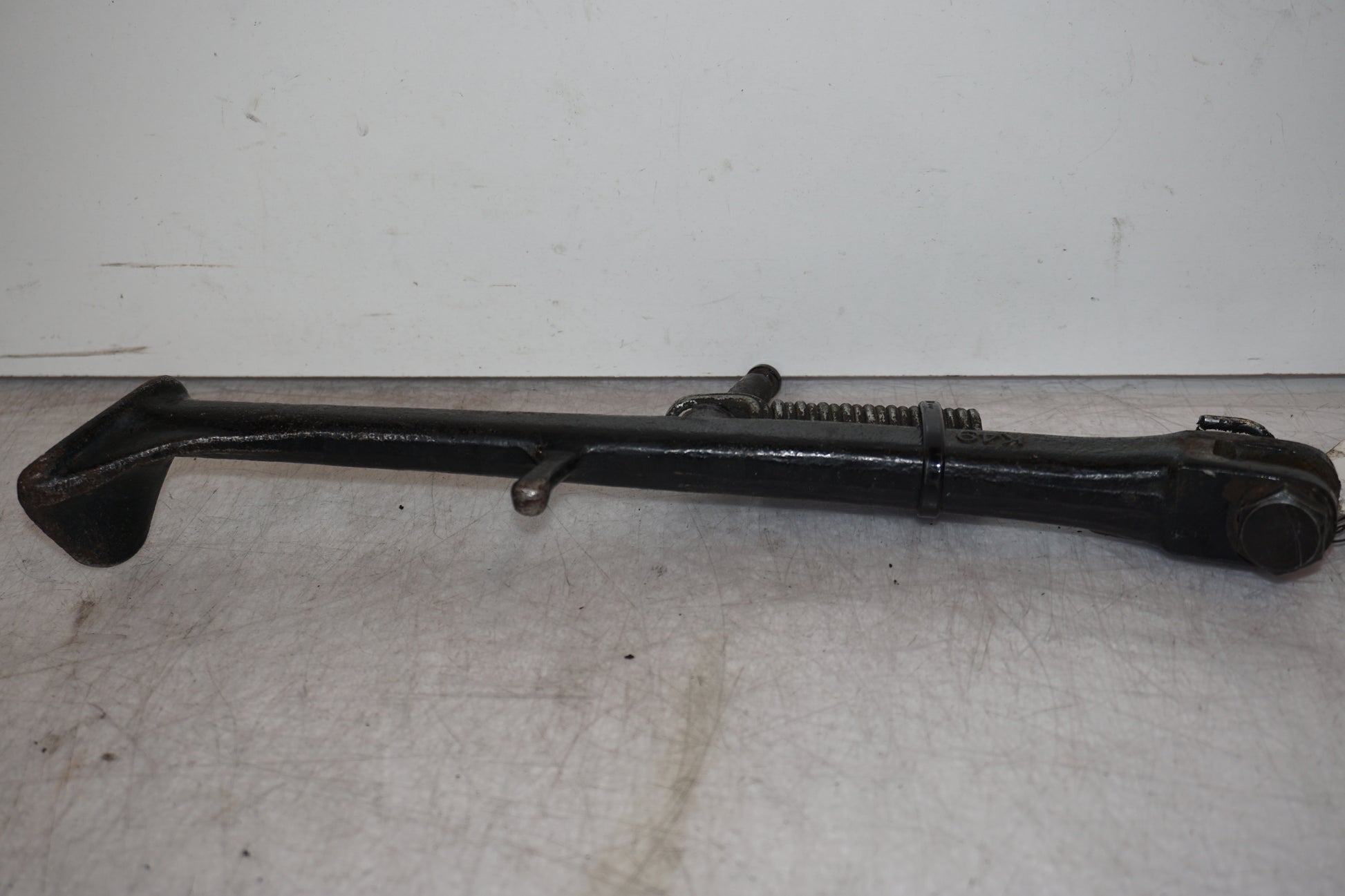 Baksidan på Sidostöd från en Kawasaki ZR-X 1200 S -2001 motorcykel.