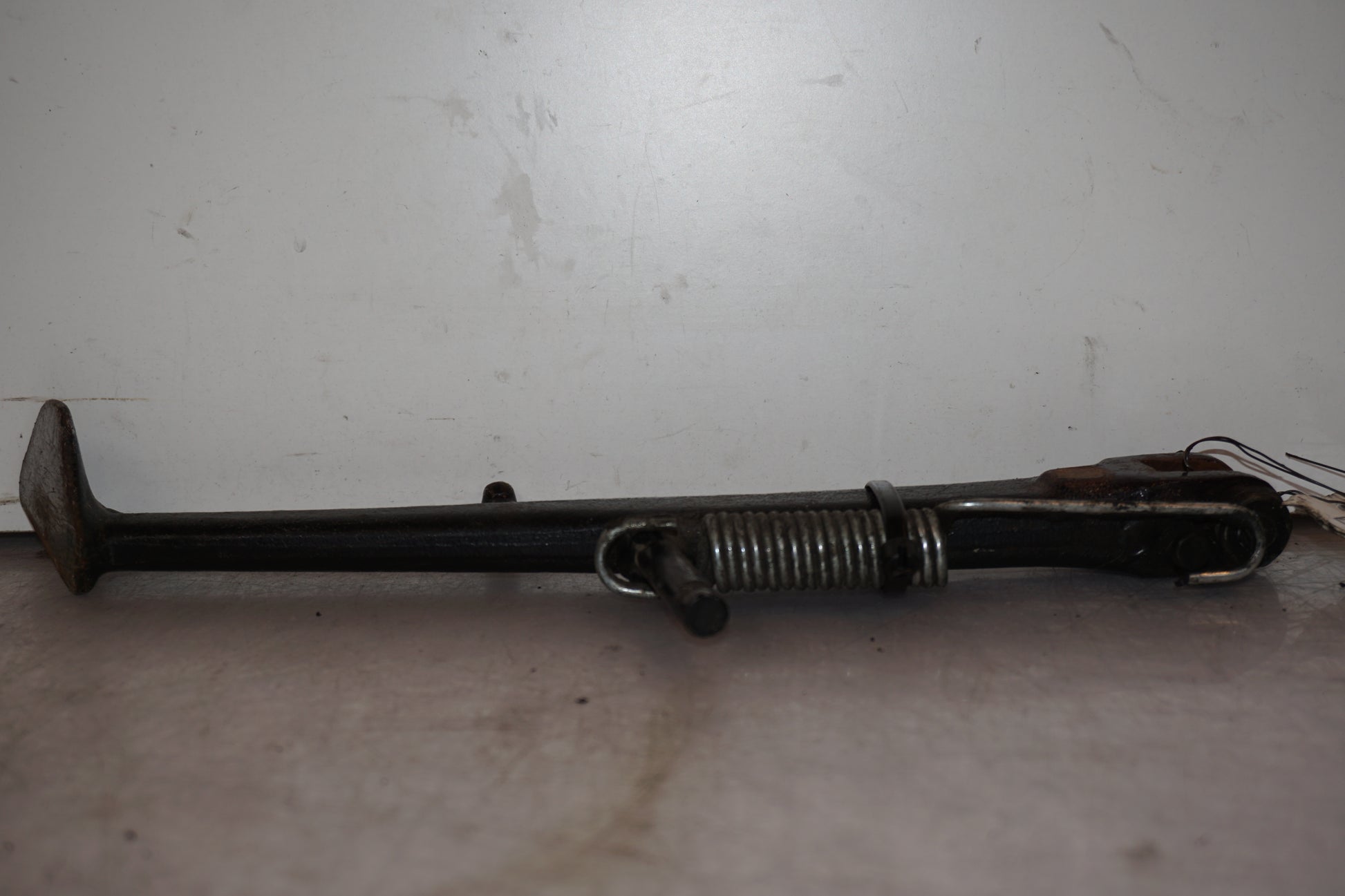 Vänster sida på Sidostöd från en Kawasaki ZR-X 1200 S -2001 motorcykel.