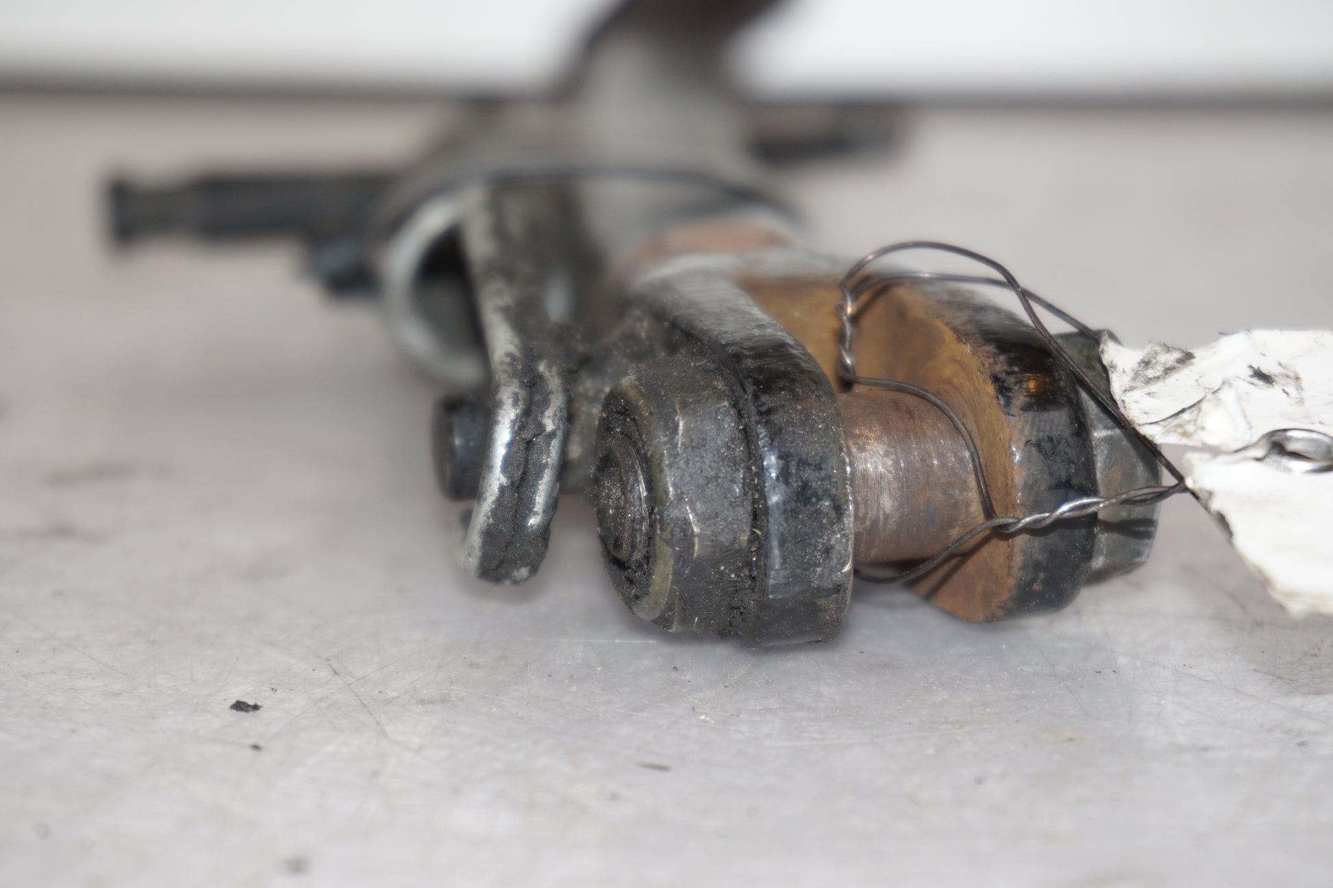 Snett nerifrån på Sidostöd från en Kawasaki ZR-X 1200 S -2001 motorcykel.