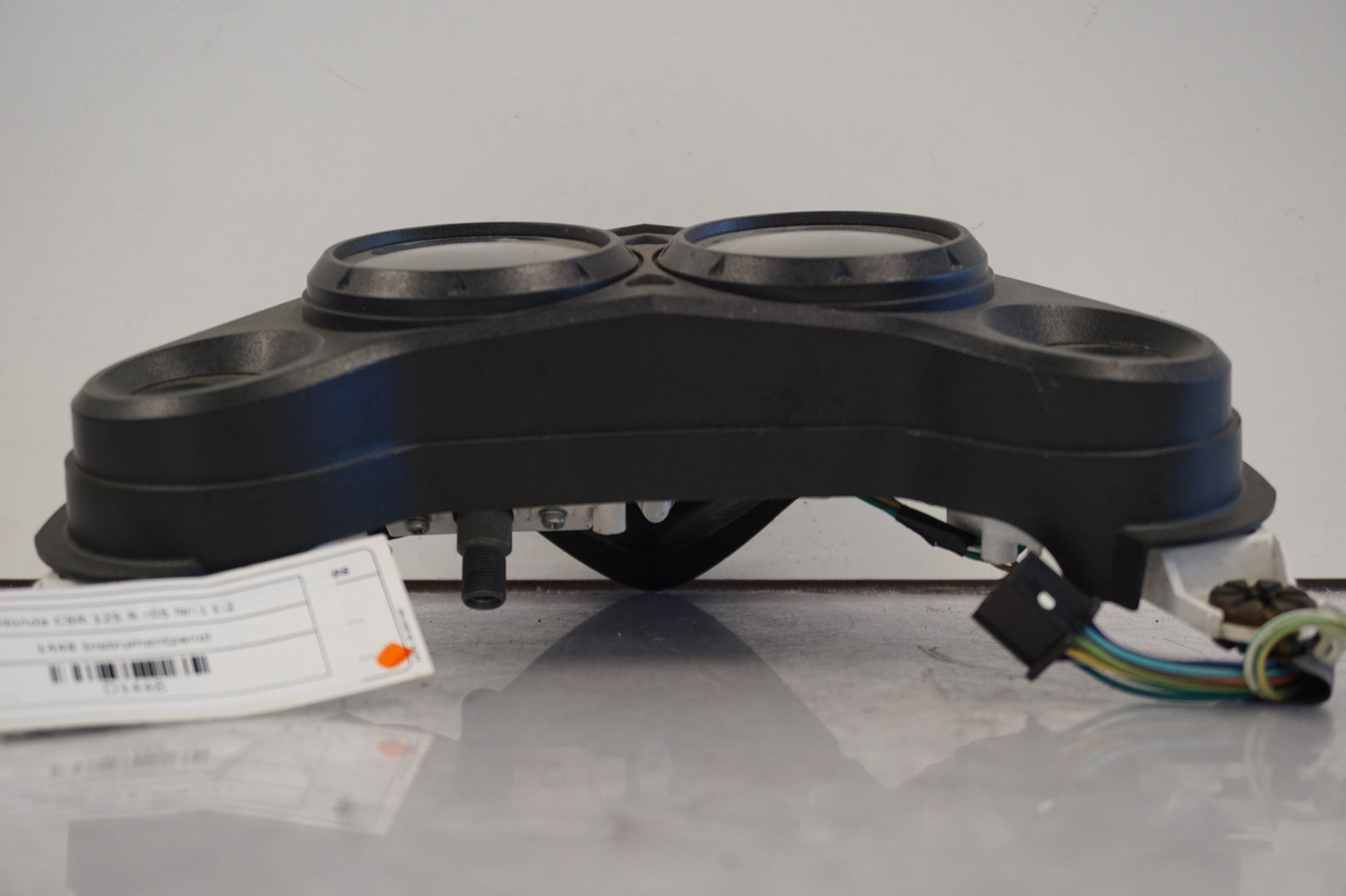Baksidan på Instrumentpanel från en Honda CBR 125 R -2005 motorcykel.