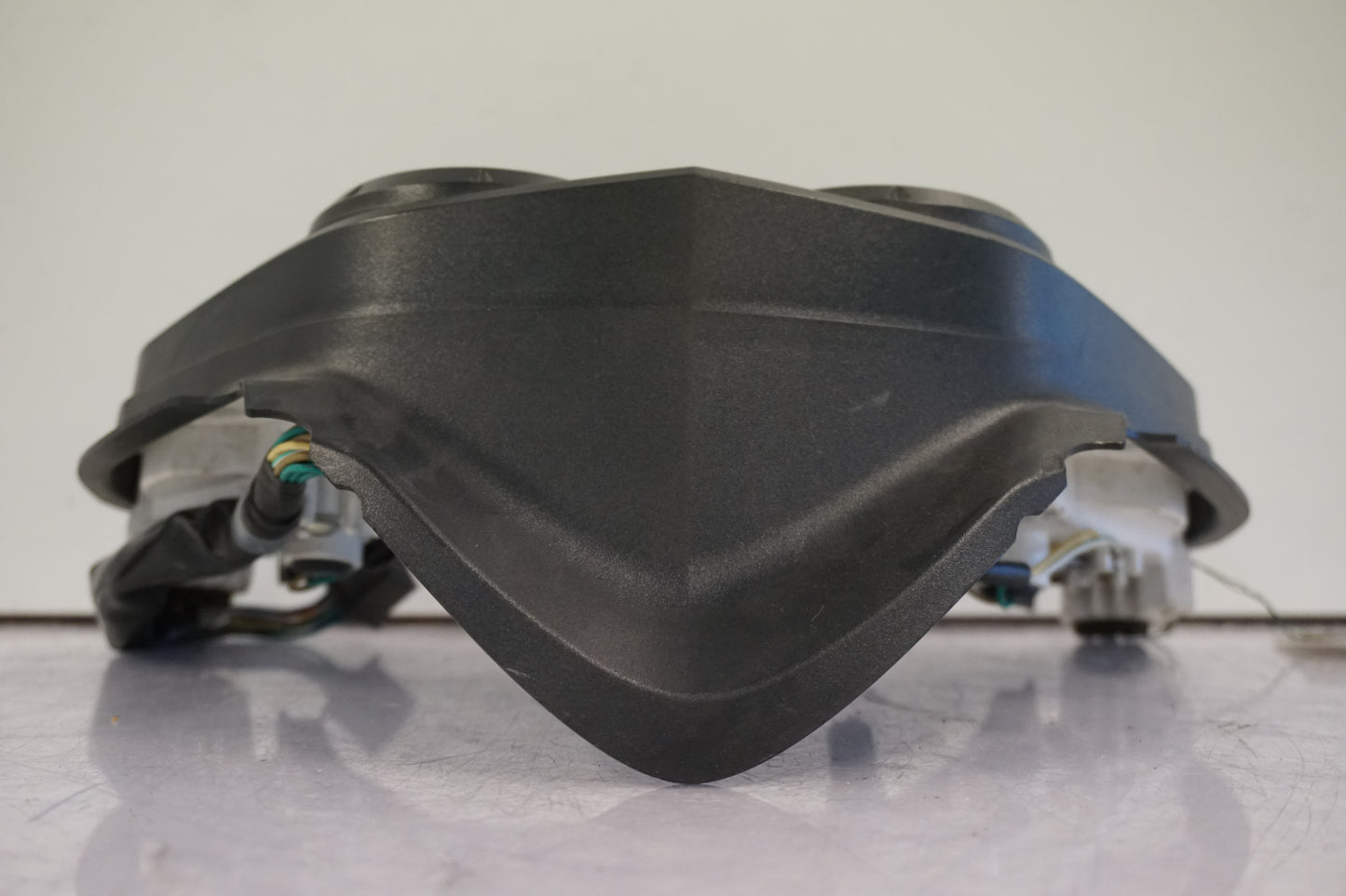 Vänster sida på Instrumentpanel från en Honda CBR 125 R -2005 motorcykel.