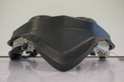 Vänster sida på Instrumentpanel från en Honda CBR 125 R -2005 motorcykel.