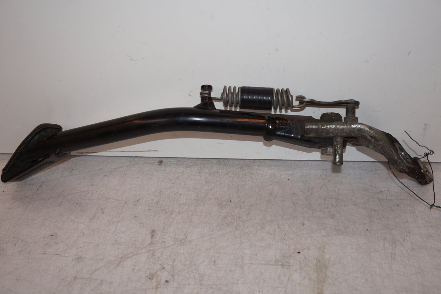 Baksidan på Sidostöd från en Ducati Scrambler 800 -2016 motorcykel.