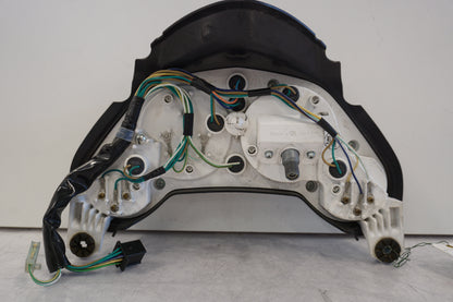 Snett nerifrån på Instrumentpanel från en Honda CBR 125 R -2005 motorcykel.