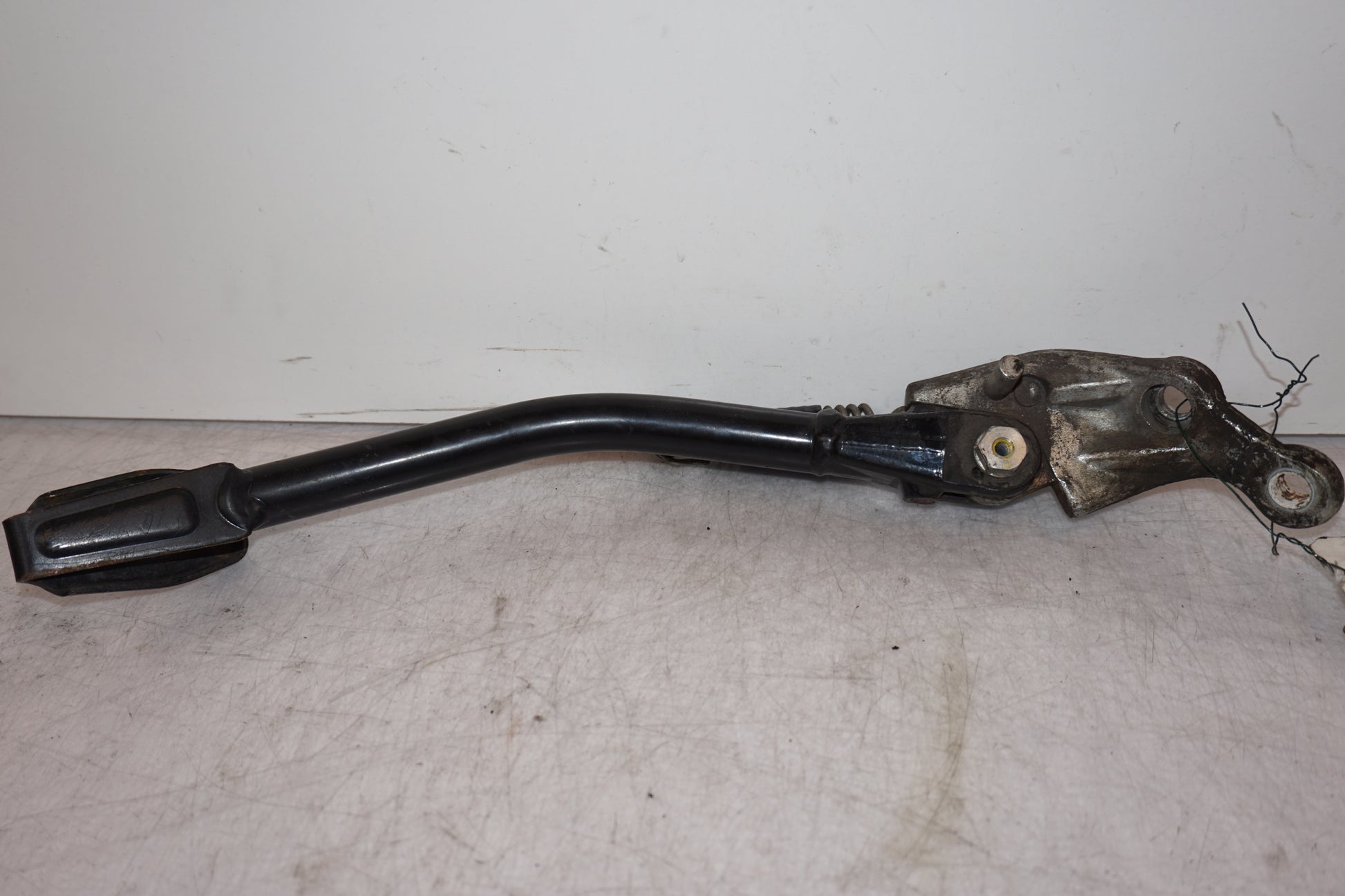 Höger sida på Sidostöd från en Ducati Scrambler 800 -2016 motorcykel.