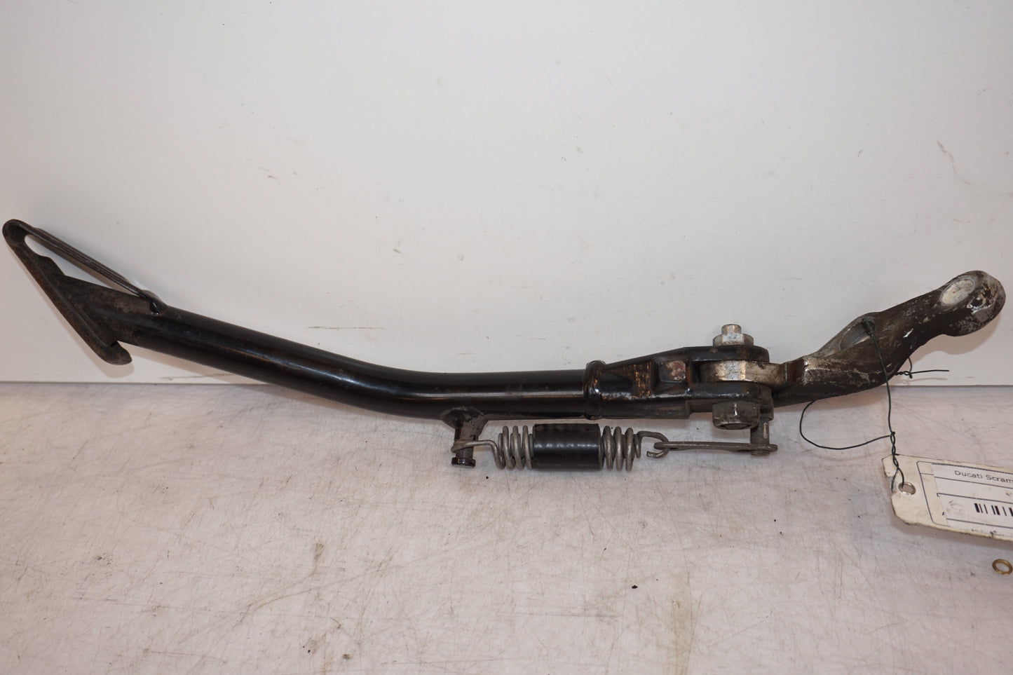 Vänster sida på Sidostöd från en Ducati Scrambler 800 -2016 motorcykel.