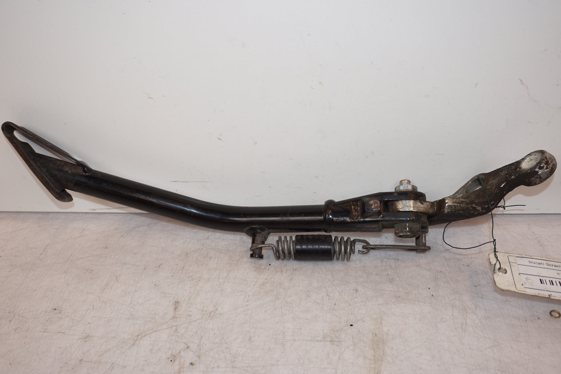 Vänster sida på Sidostöd från en Ducati Scrambler 800 -2016 motorcykel.