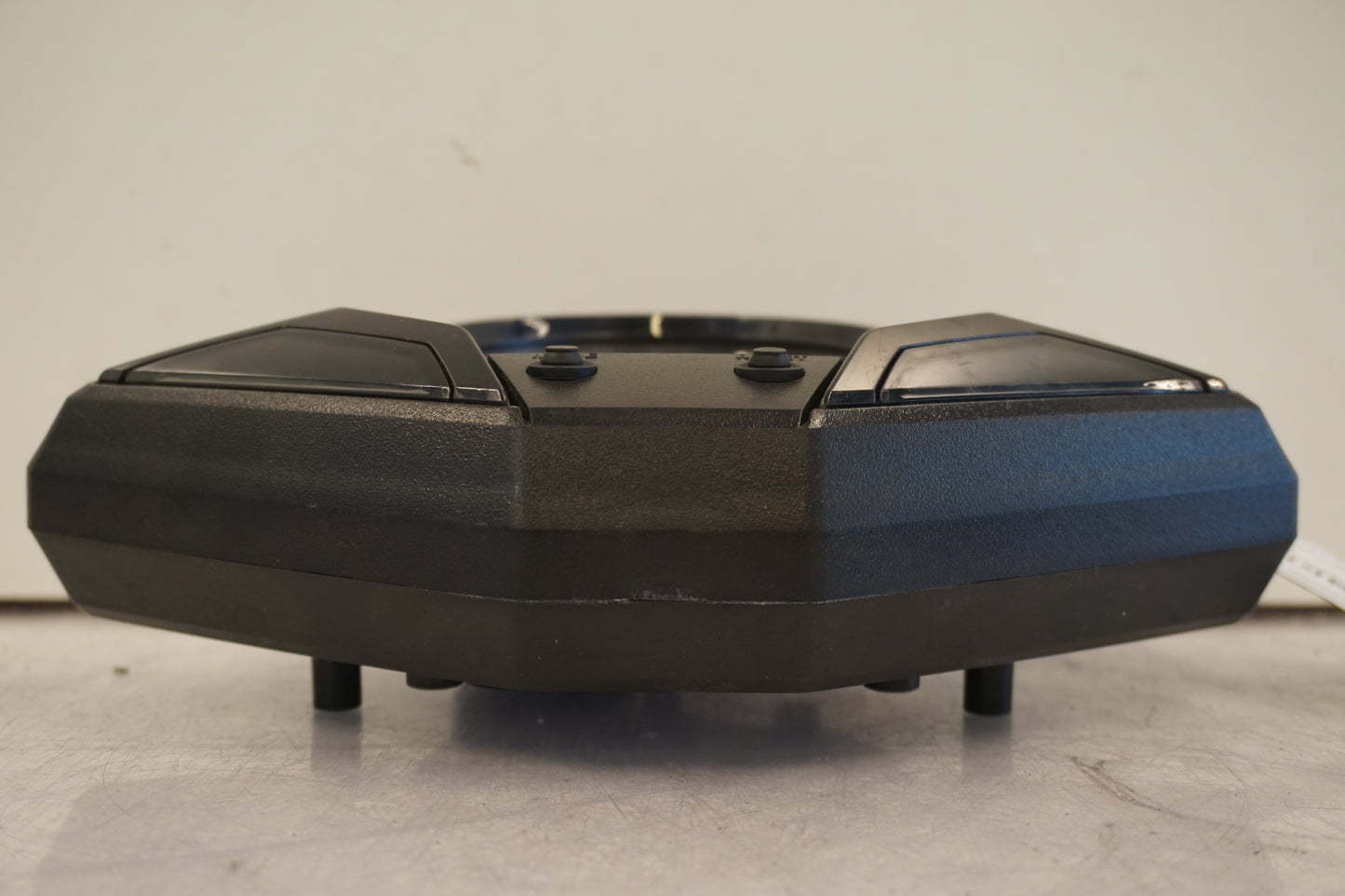 Baksidan på Instrumentpanel från en Honda CBR 125 R -2011 motorcykel.