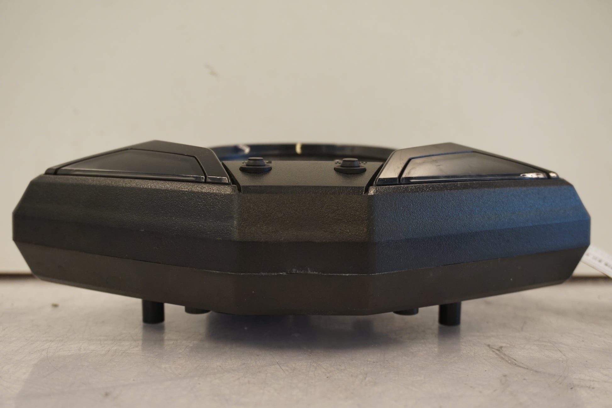 Baksidan på Instrumentpanel från en Honda CBR 125 R -2011 motorcykel.