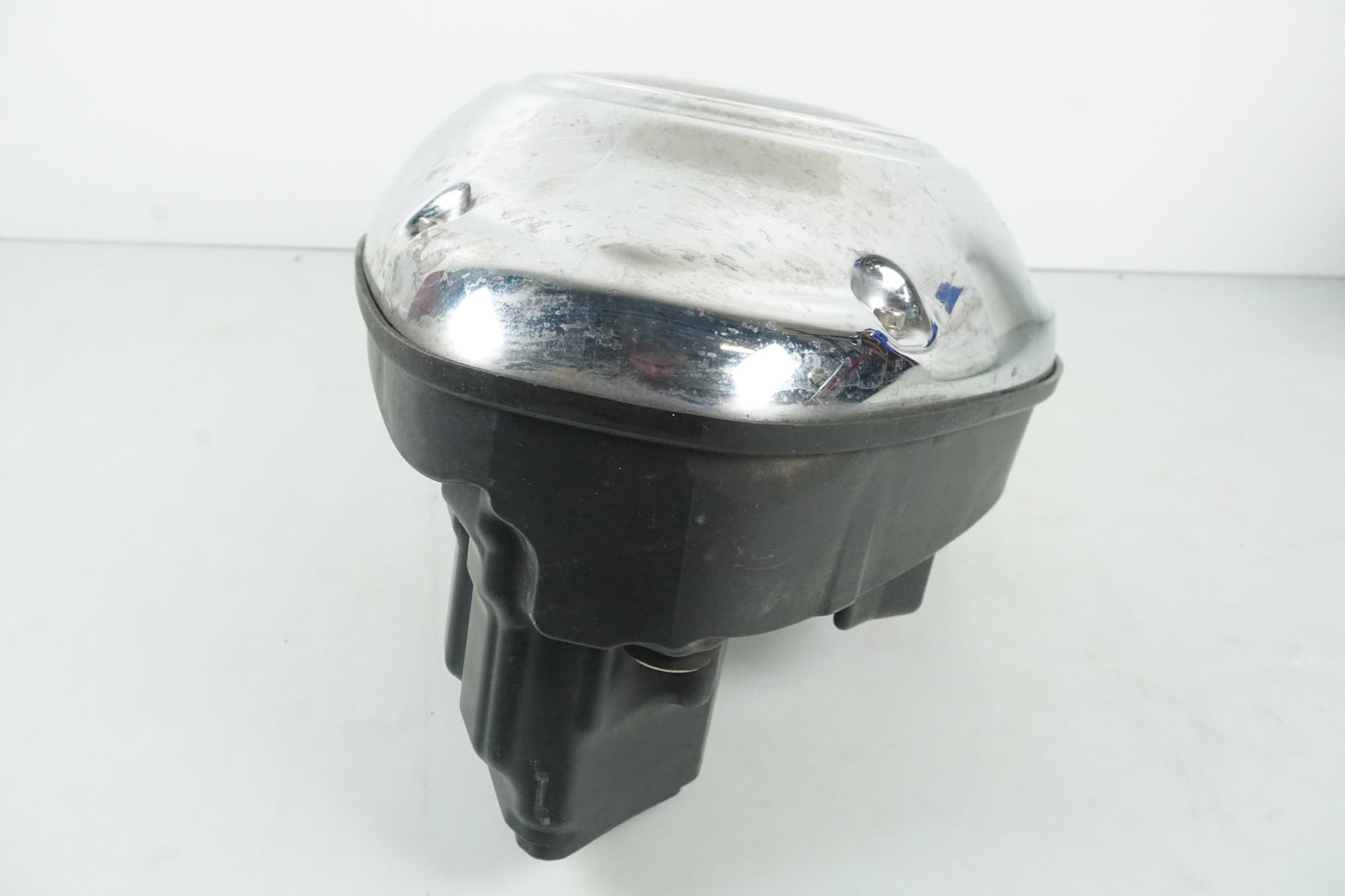 Vänster sida på Luftburk från en Kawasaki VN 1700 Classic Tourer -2009 motorcykel.