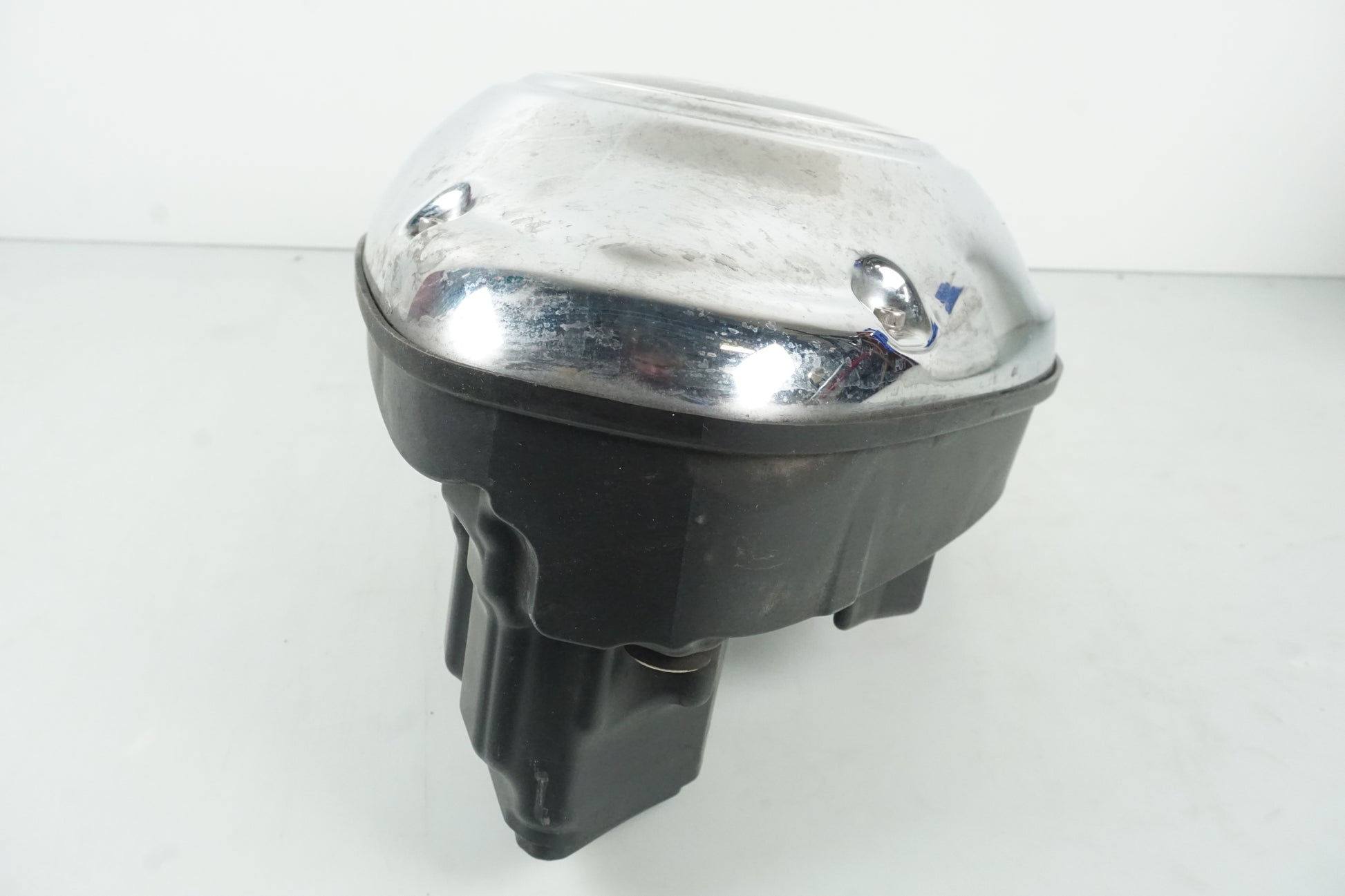 Vänster sida på Luftburk från en Kawasaki VN 1700 Classic Tourer -2009 motorcykel.