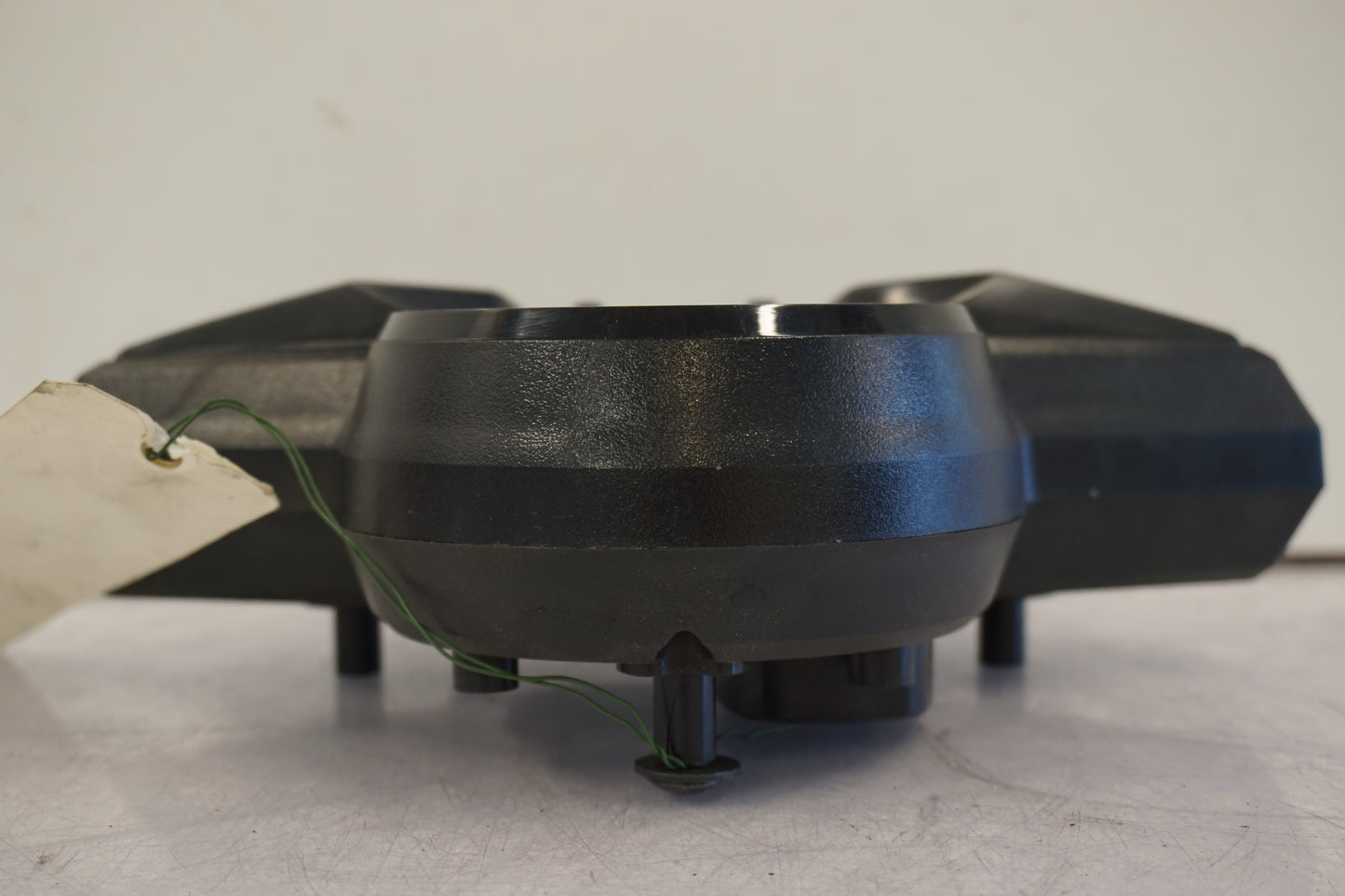 Vänster sida på Instrumentpanel från en Honda CBR 125 R -2011 motorcykel.