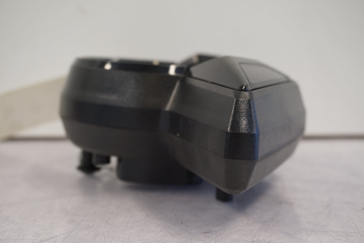 Snett uppifrån på Instrumentpanel från en Honda CBR 125 R -2011 motorcykel.