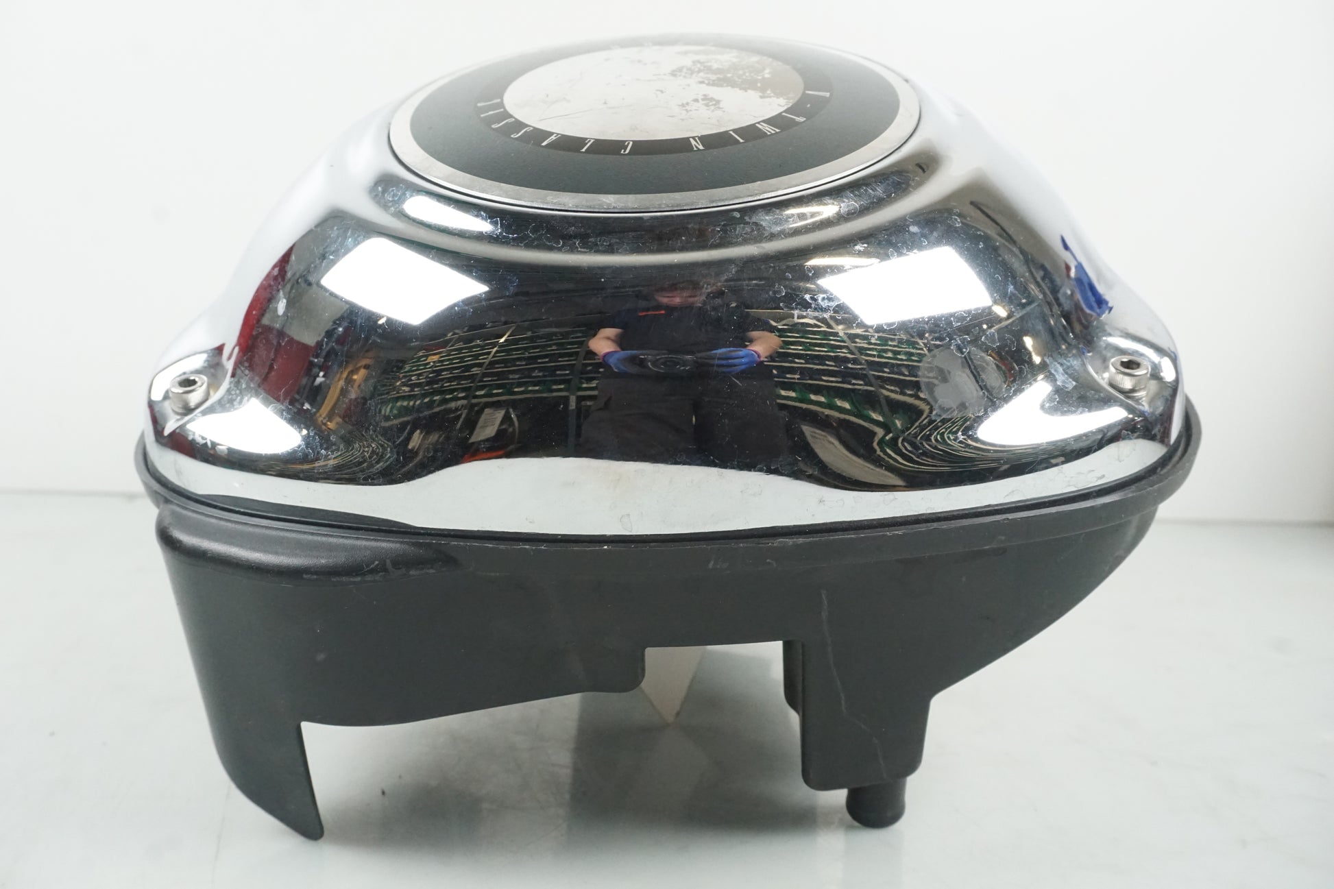 Snett nerifrån på Luftburk från en Kawasaki VN 1700 Classic Tourer -2009 motorcykel.