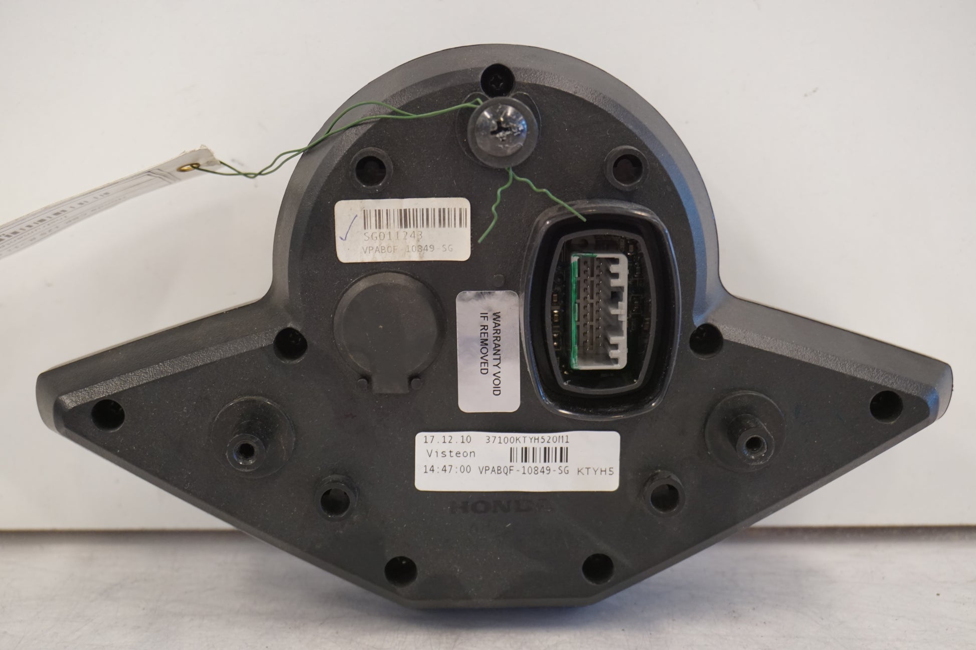 Snett nerifrån på Instrumentpanel från en Honda CBR 125 R -2011 motorcykel.