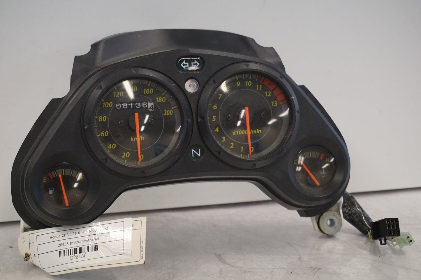 Framsidan på Instrumentpanel från en Honda CBR 125 R -2004 motorcykel.