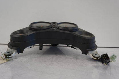 Baksidan på Instrumentpanel från en Honda CBR 125 R -2004 motorcykel.