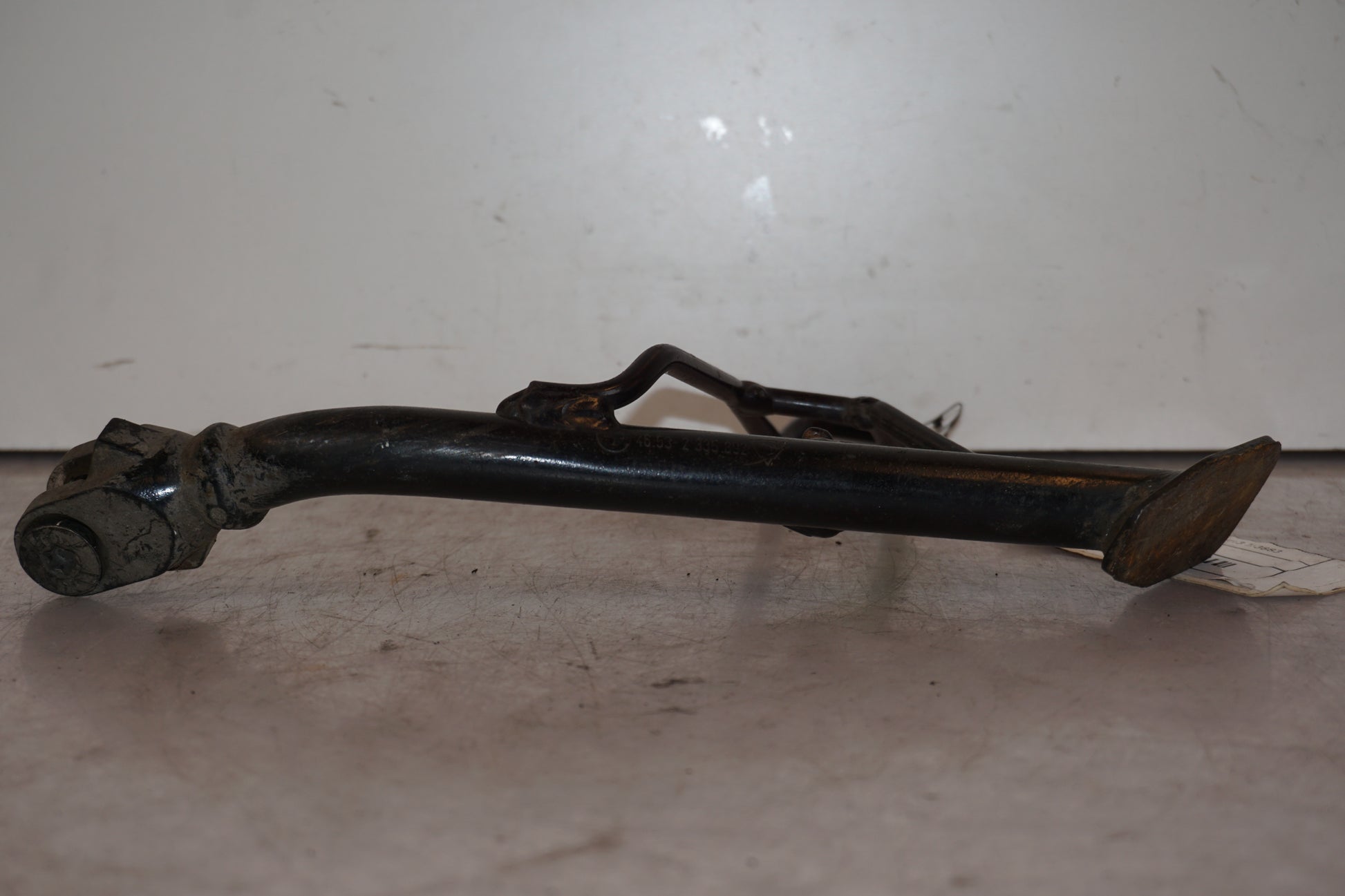 Baksidan på Sidostöd från en BMW R 1150 RT -2003 motorcykel.