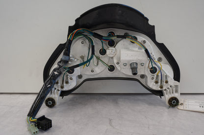 Snett nerifrån på Instrumentpanel från en Honda CBR 125 R -2004 motorcykel.