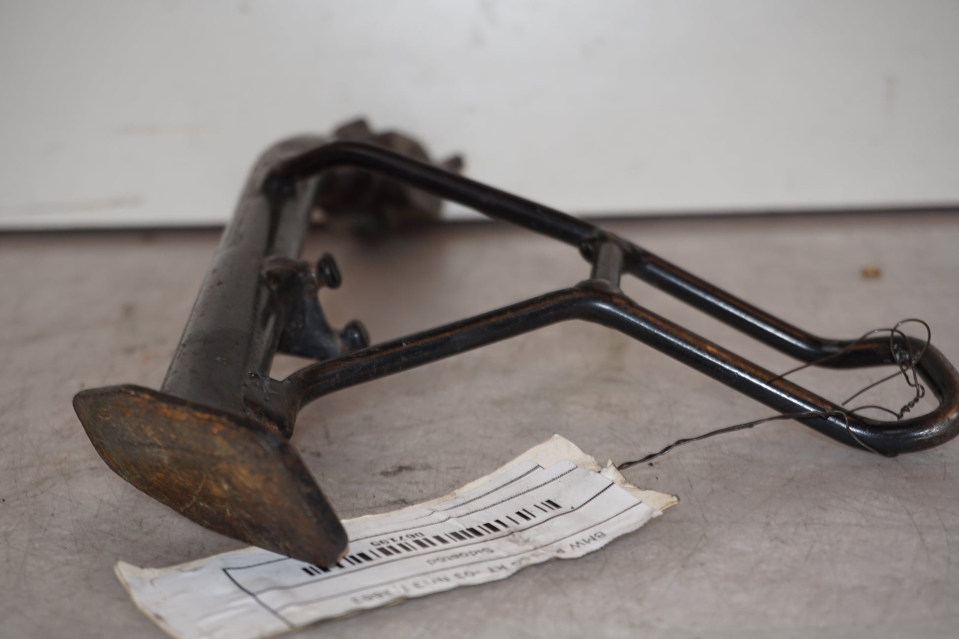 Snett uppifrån på Sidostöd från en BMW R 1150 RT -2003 motorcykel.