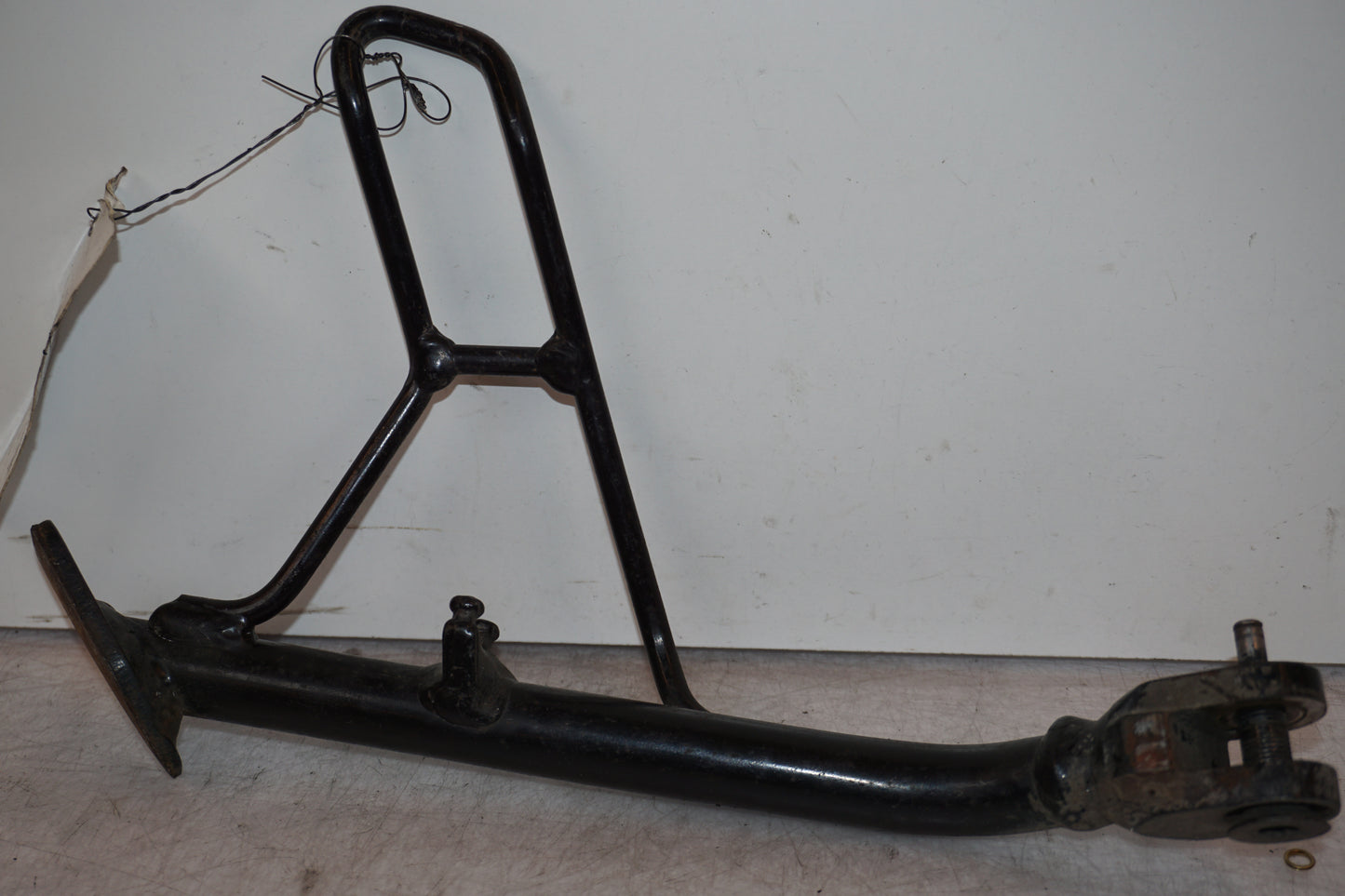 Snett nerifrån på Sidostöd från en BMW R 1150 RT -2003 motorcykel.