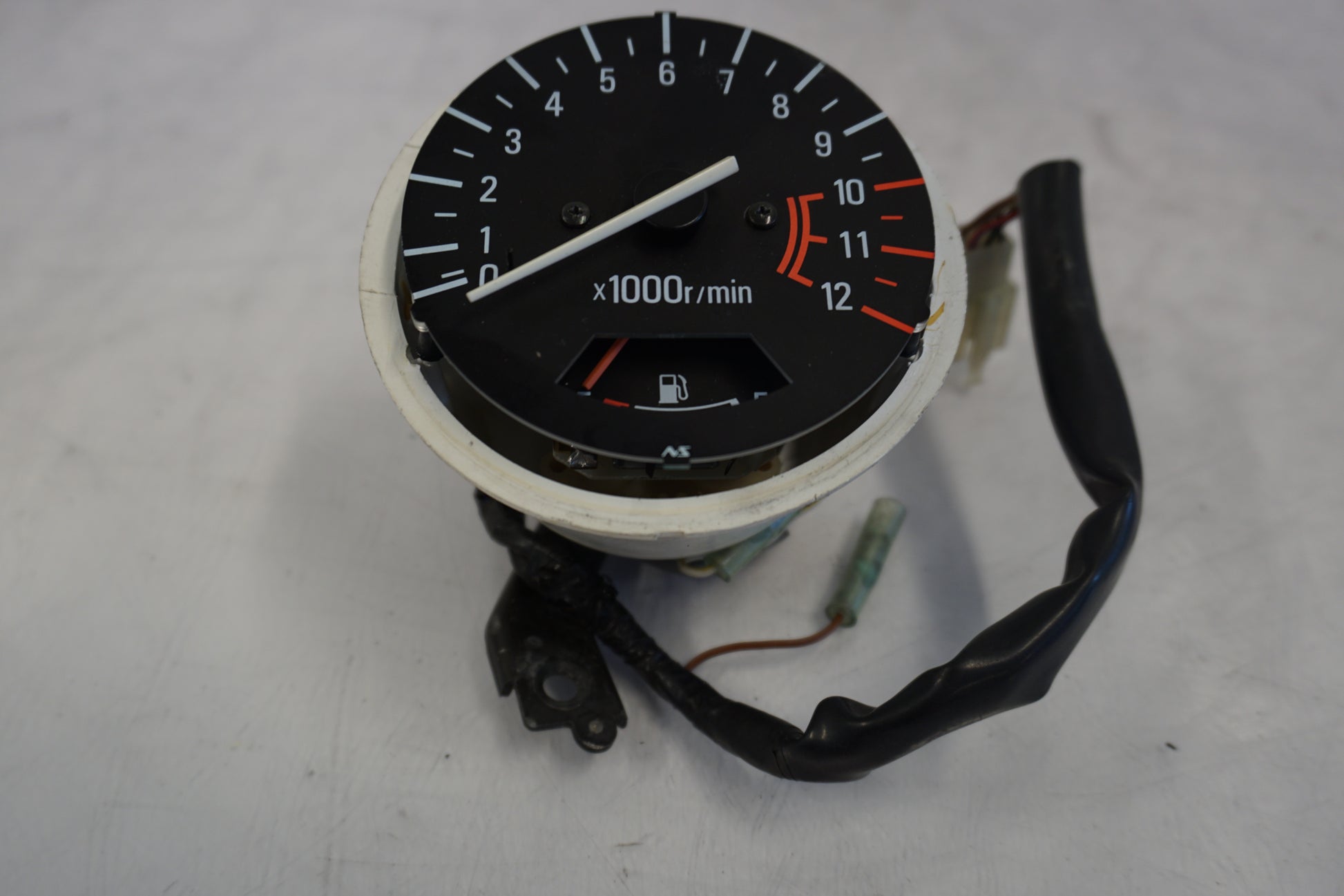 Baksidan på Varvräknare från en Kawasaki Zephyr 750 -1991 motorcykel.